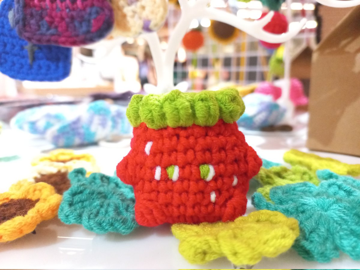 WELA_KNIT's tweet photo. 🍓สตรอเบอรี่ตุวจิ๋วที่เติบโตบนพุ่มใบโคลเวอร์ https://t.co/1iR7iwlGhQ