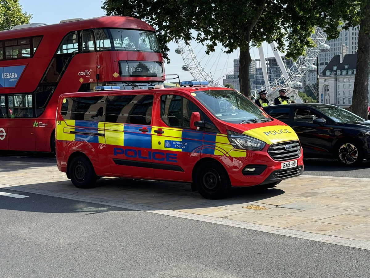 jorderic's tweet photo. #Robert @La_Pollice a trouvé le moyen d’intégrer la @teambestioles #pompiers @pompiers 👍🏻😊🚒🚓 #RedandBlue https://t.co/xUnCuY5cpA