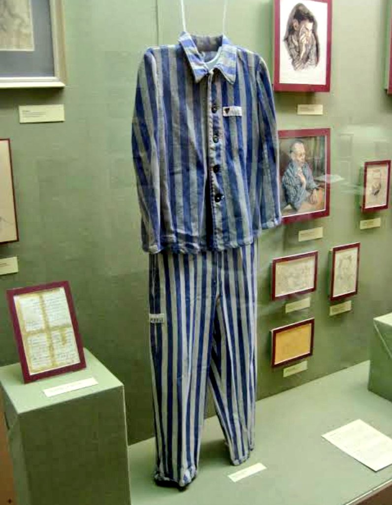 SerpilOzkan99's tweet image. Vitali Hakko, 100 yıl önce, Türkiye'ye ilk  şapka getiren kişidir. Türk Milletine,sadece şapka giydirmişti.Şimdi ise 2024 Paris Olimpiyatlarında,sporcularımıza, İsrail bayrak renkleri ile Yahudi mahkum elbisesi giydiriyor.
▪️Bu utancın sorumluları kim? Kim dalga geçiyor, bizimle?