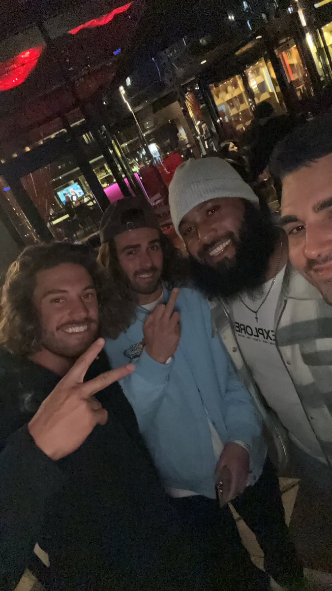 dino_m7's tweet photo. tweets with the bros https://t.co/eIqC6MHTCL