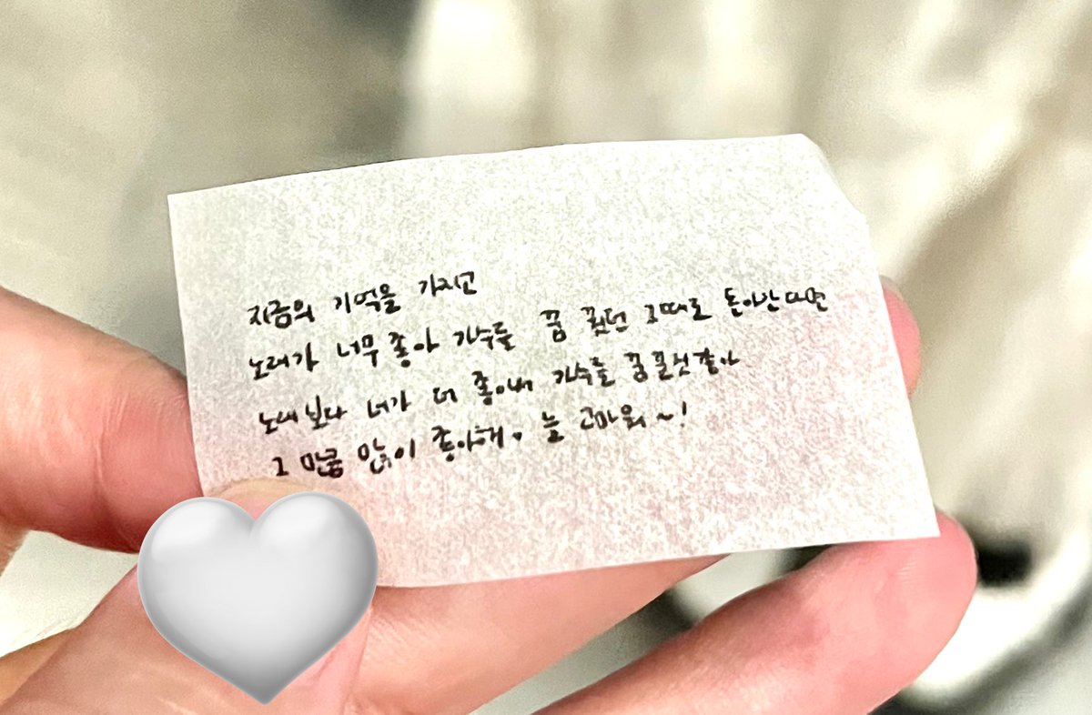 240727 백현 큥콘 닷 Lonsdaleite dot

🎉 컨페티 문구
지금의 기억을 가지고
노래가 너무 좋아 가수를 꿈 꿨던 그때로 돌아간다면 
노래보다 너가 더 좋아서 가수를 꿈 꿀 것 같아
그 만큼 많이 좋아해♡ 늘 고마워~!