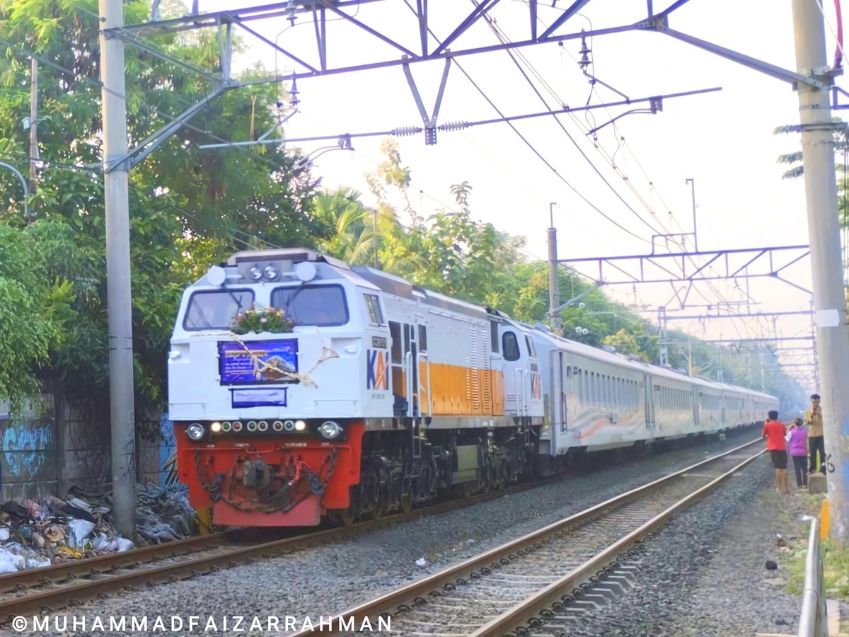 yoasobiloved's tweet photo. Kereta Api Dengan Rute Terjauh Saat Ini.
Inframe : CC 206 13 18 ( 206 18 ) SDT Berdinas KA 184/185A Blambangan Ekpress.
#keretaapikita #keretaapiindonesia #kai121 #cc206 #kablambanganekspress https://t.co/TbwYYARlHt