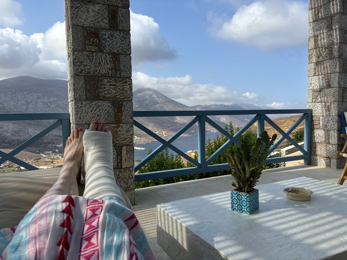 thaliaeley's tweet image. Randomly another @edit_lab member is on #amorgos this week & v kindly came to visit whilst I sit like Lady Muck being waited on after I fell awkwardly at the bottom of a ravine, broke my foot, & took 3 hours climbing back out (not a recommended holiday activity). @SGDPCentreKCL