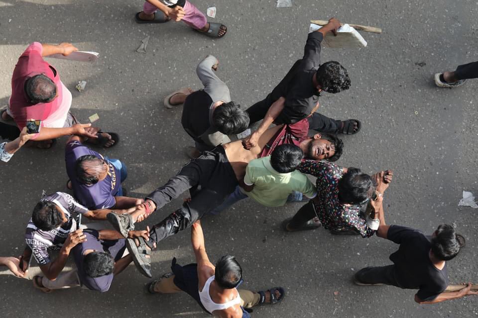 jaman02's tweet photo. #Bangladesh
#StudentsUnderAttack 
#SaveBangaldeshiStudents 

Don't believe government's bull shit and yellow media's that are licking government's leg. https://t.co/pnLxsBpgrQ