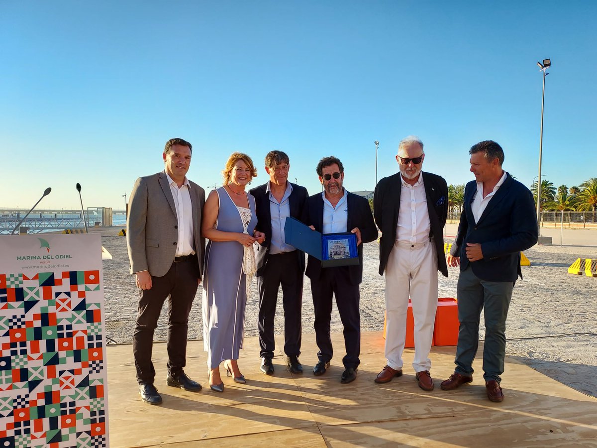 APHuelva's tweet photo. Hemos recibido a la flota de la VII Travesía Circunnavegación a Vela🌍⛵ que promueven #ClubNauticoAtlanticoSud y #MarinadelOdiel, entre otras entidades 

Se entregaron metopas a la Asoc. 500 Aniversario de la Circunnavegación a Vela y a la Asoc. de Cruceristas de Portugal https://t.co/sx3oWzWLCm