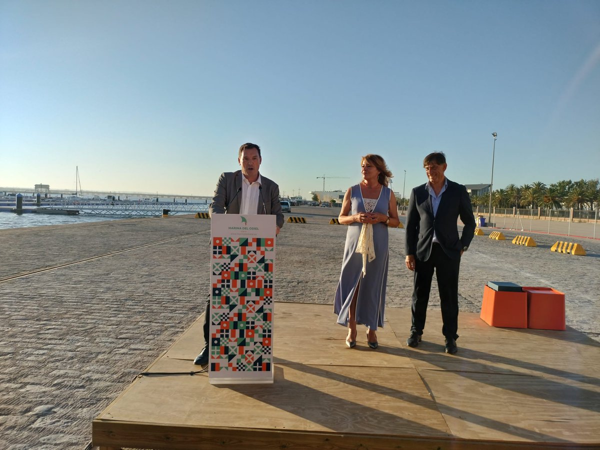APHuelva's tweet photo. Hemos recibido a la flota de la VII Travesía Circunnavegación a Vela🌍⛵ que promueven #ClubNauticoAtlanticoSud y #MarinadelOdiel, entre otras entidades 

Se entregaron metopas a la Asoc. 500 Aniversario de la Circunnavegación a Vela y a la Asoc. de Cruceristas de Portugal https://t.co/sx3oWzWLCm