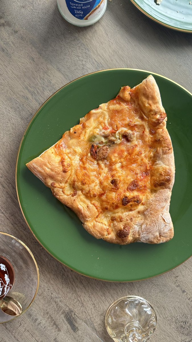 Hint arkadasımızın yaptıgı sucuklu pizzaya bakın.. bizim zeytinli pogaca gibi shdjdj