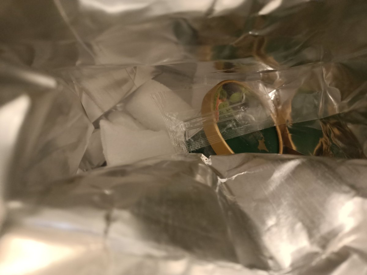 シャトレーゼでアイスを。お持ち帰りにしたら、ドライアイスを保冷用紙袋に入れてくれました。ありがとうございます😁👍