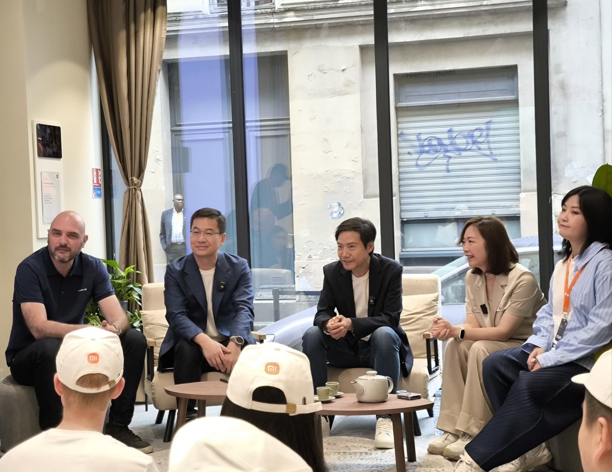 ladychanx's tweet photo. Today I was at the pop up 「Human x Car x Home」(7,rue Bailly 75003 Paris) in Paris to meet CEO of Xiaomi @leijun and I had the chance to try the new SU7😊(love it!💖) Lots of good things to come in the next few years in France from Xiaomi ❤️ Thank you @XiaomiFrance 🇫🇷  #xiaomi https://t.co/Au3wCvqQek
