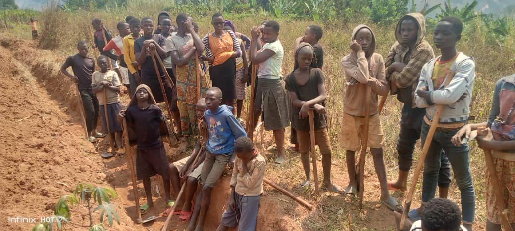 CommuneRutegama's tweet photo. Ibikorwa ku banyeshure bari mu buruhuko birabandanya ku mitumba yose igize @CommuneRutegama .Abajejwe intwaro muri komine babandanya bishikira ku kivi kubatera intege bongera bigisha  ibijanye no gukunda gihugu.@MuramvyaProv @MininterInfosBi https://t.co/32TCKbyyu2