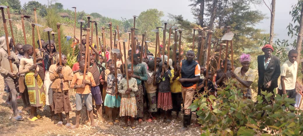 CommuneRutegama's tweet photo. Ibikorwa ku banyeshure bari mu buruhuko birabandanya ku mitumba yose igize @CommuneRutegama .Abajejwe intwaro muri komine babandanya bishikira ku kivi kubatera intege bongera bigisha  ibijanye no gukunda gihugu.@MuramvyaProv @MininterInfosBi https://t.co/32TCKbyyu2