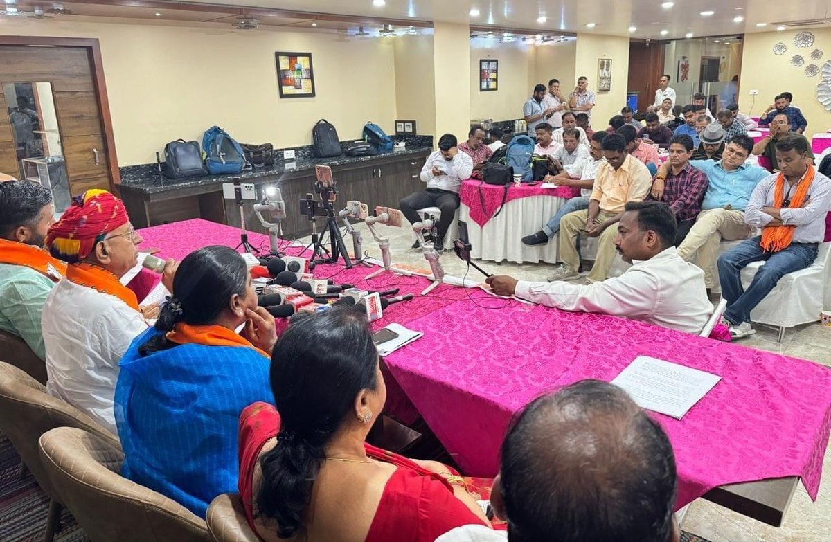 विकसित भारत, विकसित राजस्थान

राजस्थान के सर्वांगीण एवं बहुआयामी विकास हेतु समर्पित केंद्र व राज्य सरकार के वित्तीय वर्ष 2024-25 के बजट को लेकर आज भाजपा अजमेर शहर द्वारा आयोजित पत्रकार वार्ता में केंद्रीय कृषि एवं किसान कल्याण राज्यमंत्री श्री भागीरथ चौधरी जी के साथ सम्मिलित हुआ।