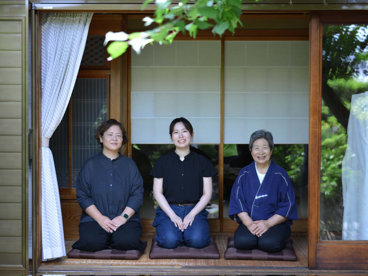 lothical_jp's tweet image. 母子3世代で活躍する、京鹿の子絞りを代表ふる本疋田（ほんびった）絞りの職人たち。
手間暇のかかった作品には目を見張るものがあります！
#伝統工芸 #本疋田絞り #和絞房 #京都