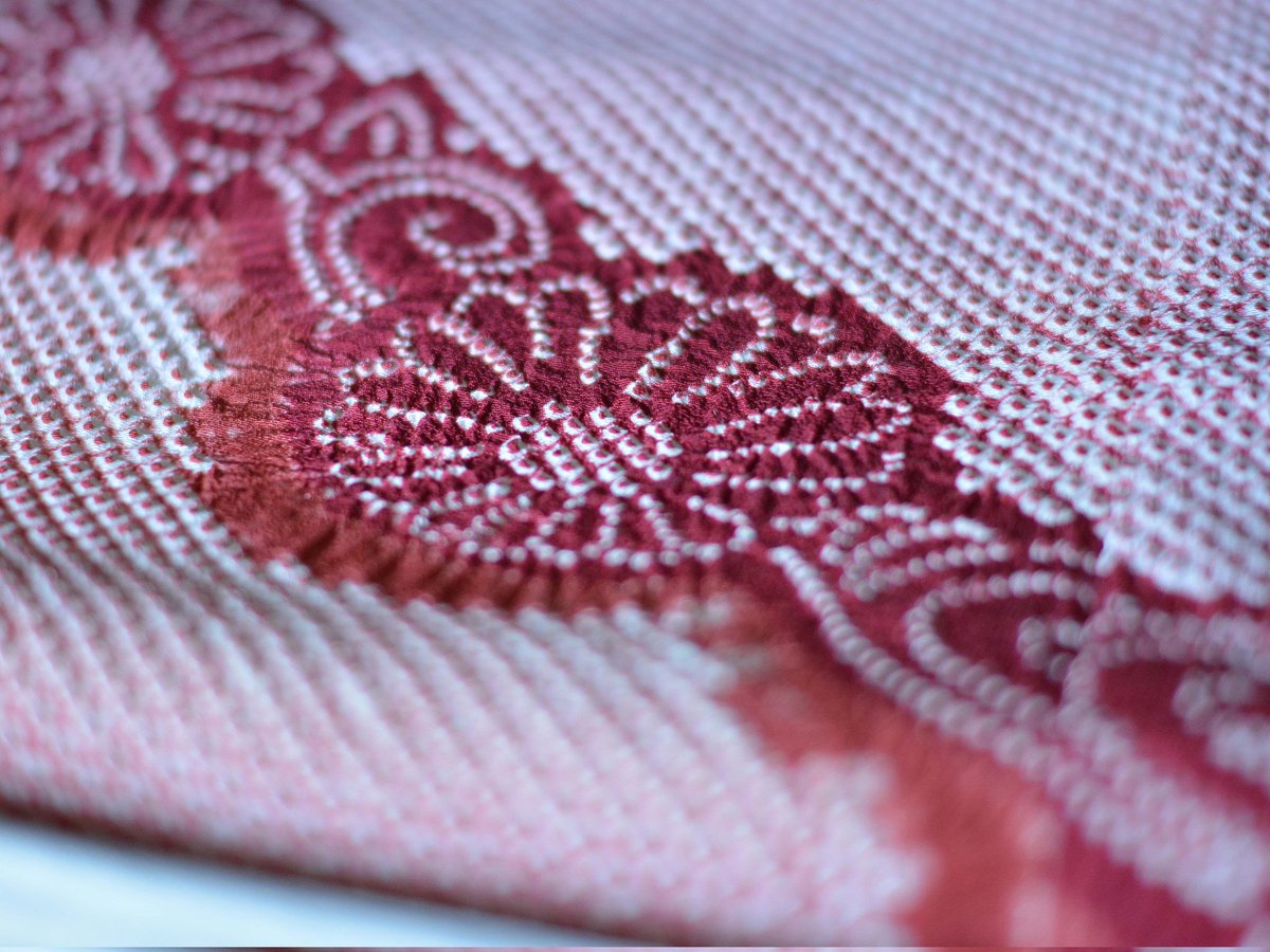 lothical_jp's tweet image. 母子3世代で活躍する、京鹿の子絞りを代表ふる本疋田（ほんびった）絞りの職人たち。
手間暇のかかった作品には目を見張るものがあります！
#伝統工芸 #本疋田絞り #和絞房 #京都