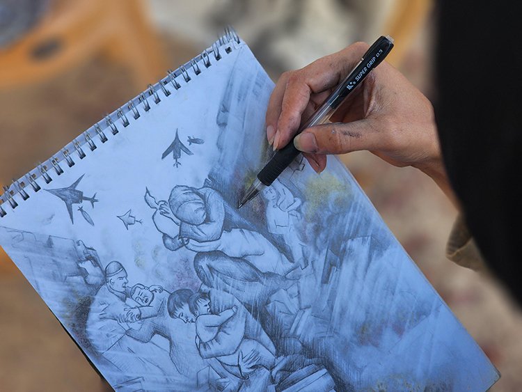 1mahiyet's tweet photo. 🔴Filistinli ressam İlham el-Astal, sanatıyla Gazze'deki acı ve felaketi dünyaya duyurmaya çalışıyor.

#FreePalestine https://t.co/7oGMaDPylG