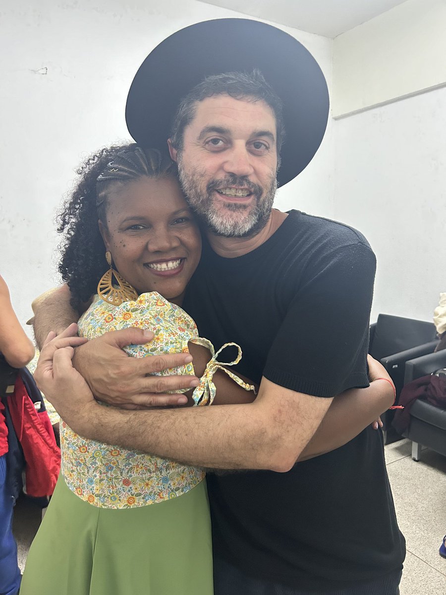 Ilma Calixto, do Coco Raízes de Arcoverde, e Lirinha, do Cordel do Fogo Encantado. Artistas da cidade de Arcoverde (Sertão de Pernambuco). Encontro no Centro Cultural Tendal da Lapa, em São Paulo. <a href="/CFEOficial/">Cordel do Fogo Encantado 🔥</a> <a href="/TendalDaLapa/">Tendal da Lapa</a>