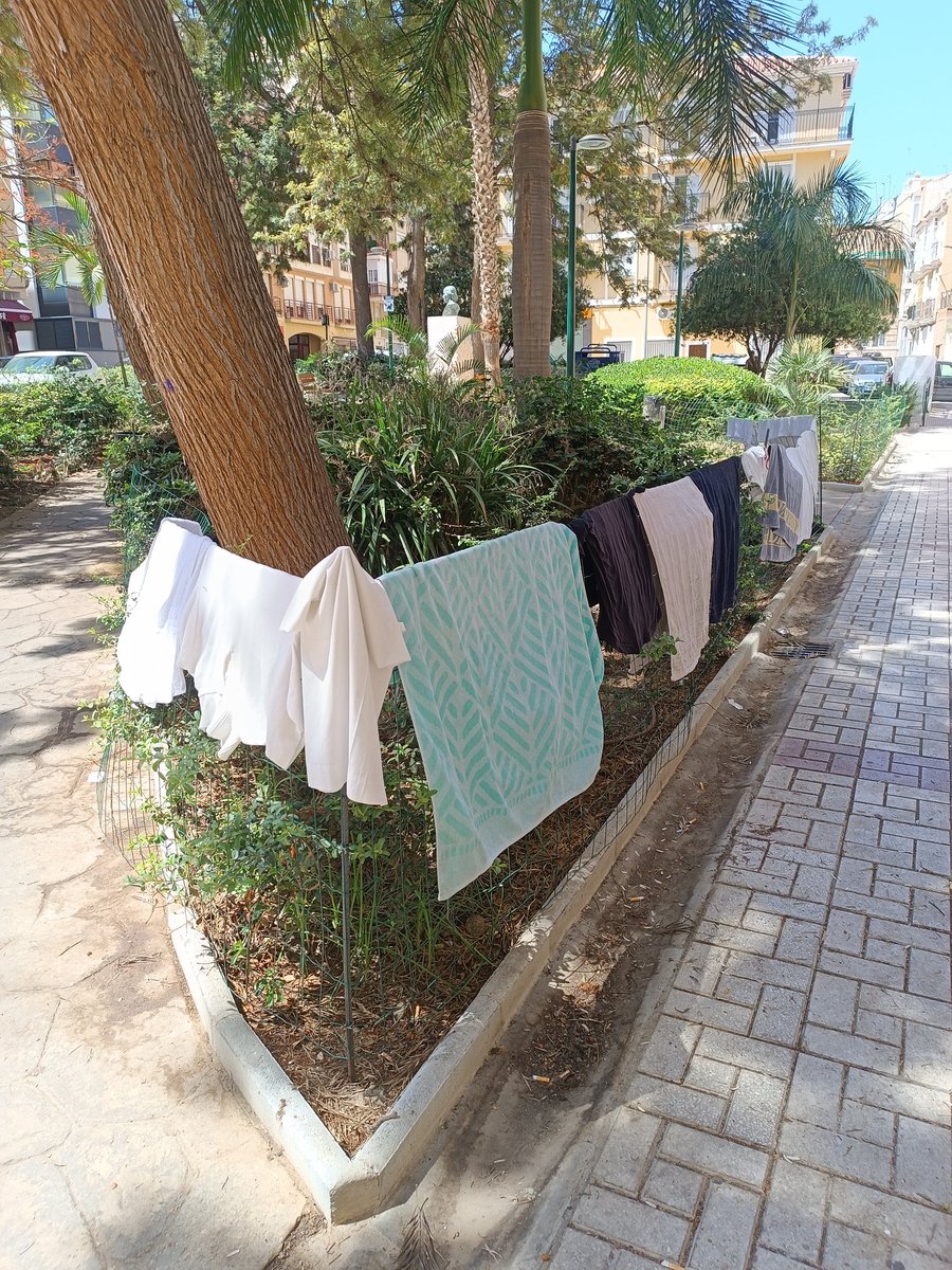 malakahin's tweet photo. Hola @malaga. Gracias a los bajos comerciales convertidos en apartamentos turísticos de la Plaza de San Marcelino Champagnan podemos ver la colada de los turistas que nos visitan. https://t.co/f4wqVYOwmA