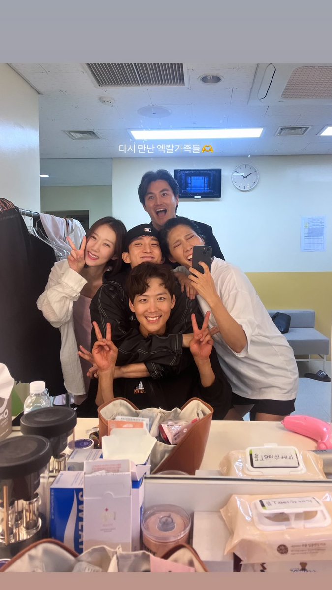 씨바 너무 익숙한 배경이다………………🧎‍♀️