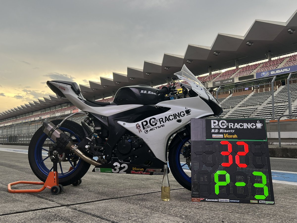 ken_t_rider's tweet photo. 無事無転倒クラス3位表彰台🥉
腰痛かったり吐きそうだったけどめちゃ楽しかった✨
表彰式本格的で貴重な体験🏁
#ミニろく
#富士レーシングコース戦
#POXLcafeRacing
#RB_Riberty https://t.co/T6xyNR9VuN