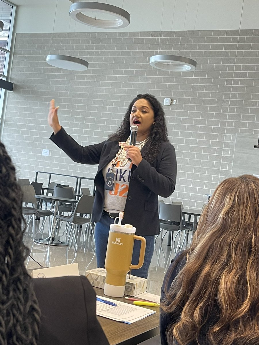 Leigha_Curry7's tweet photo. “We have a culture where we are incredibly self critical, we don’t get comfortable with our success.”
– Mark Parker, CEO, Nike #TheyNotLikeUs #Unit2 #CultureEATSstrategy #relationshipsmatter #year2loading #firstNBest #GOALGetters https://t.co/tEPtkRtbmf