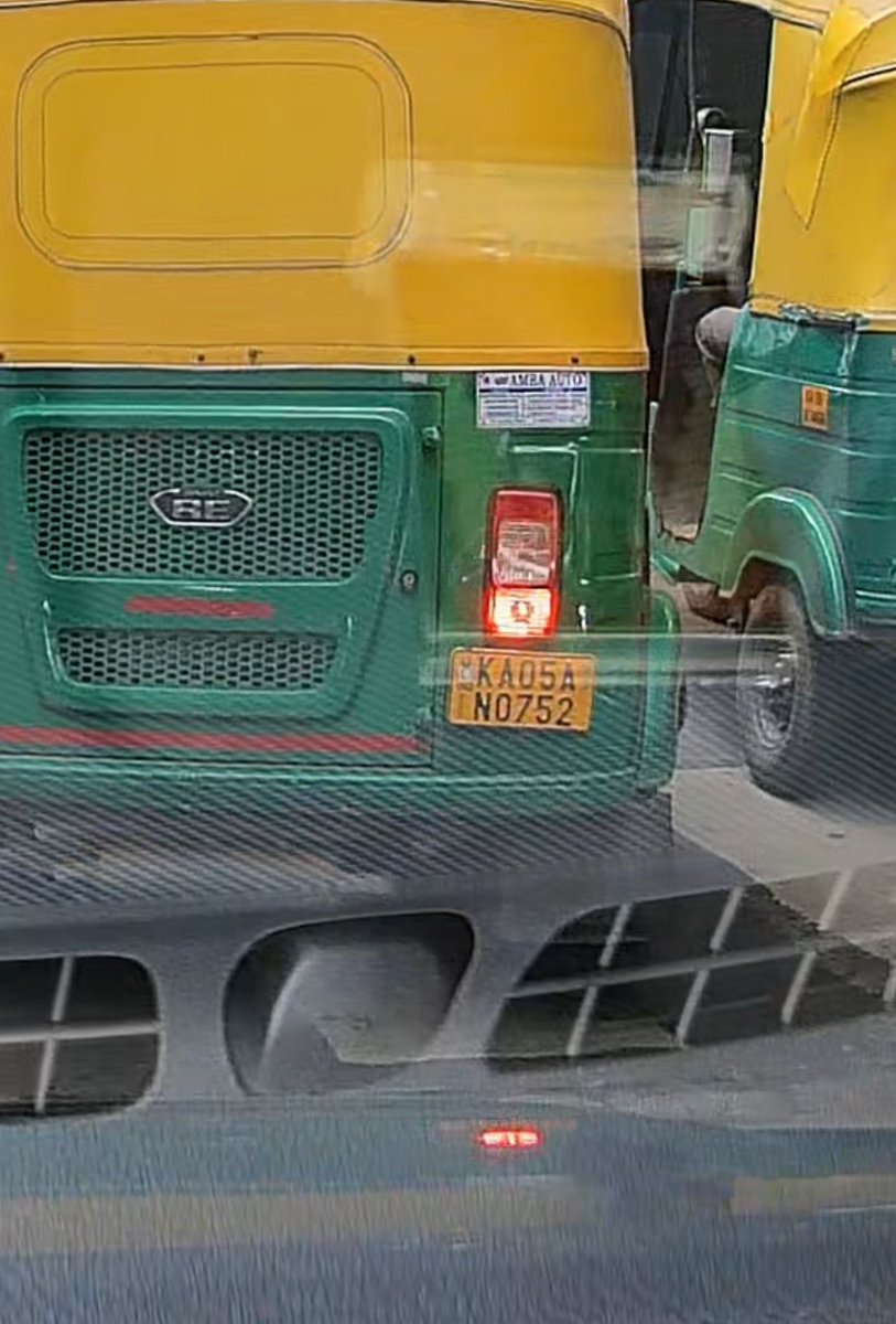 ngalgali's tweet photo. Respected @blrcitytraffic @Jointcptraffic Please observe this video as to how these auto guys cut the lanes and scratch our cars bought by hardwork. happened to me today morning in Jaynagar. didn’t disrupt the traffic flow by arguing with the auto guy. It costs 5000 Rs to repaint https://t.co/4evb1nqq6E