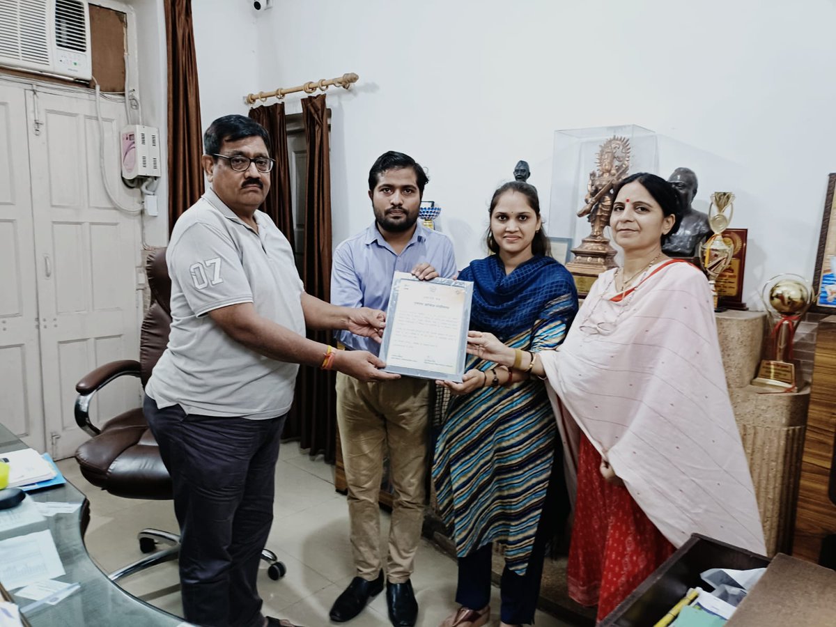VishalRajShodhi's tweet photo. लोकसभा निर्वाचन/मतदाता जागरूकता में सराहनीय कार्य करने पर जिला प्रशासन से प्रशस्ति पत्र निर्वाचन साक्षरता क्लब प्रभारी एवं बतौर दूत/संयोजक जिलाधिकारी एवं मुख्य विकास अधिकारी के हाथों प्राप्त किया। @dm_ghaziabad @ChiefGhaziabad @ECISVEEP @NSSMMPGCollege https://t.co/gH4WJVpvCx