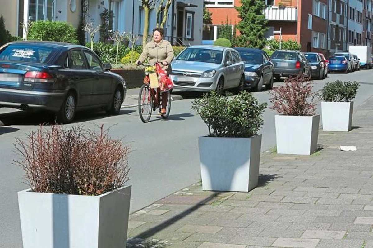Wahnsinnige Parkplatz-Killer! 

Wegen dieser Blumenkübel müssen Pkw-Fahrer die ein oder andere Runde zusätzlich durch ihr Viertel drehen. Die Kübel sind Schuld, dass mehr Abgase ausgestoßen werden. Das bedeutet auch, dass Blumen nicht CO2-neutral sind.

wn.de/muenster/blume…