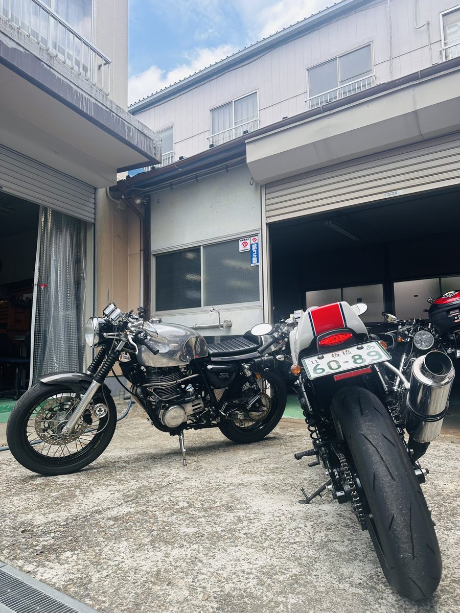 Ridar_ha's tweet photo. SRで川口のスリーAへ。昼間の炎天下の都内をぶっ飛ばして油温は95℃くらいだよ。
暑いほうがやっぱ夏っぽくていいよね。

#sr608 #軽量クランク #oldschoolyamaha  #AAA https://t.co/QyrZlKlCyH