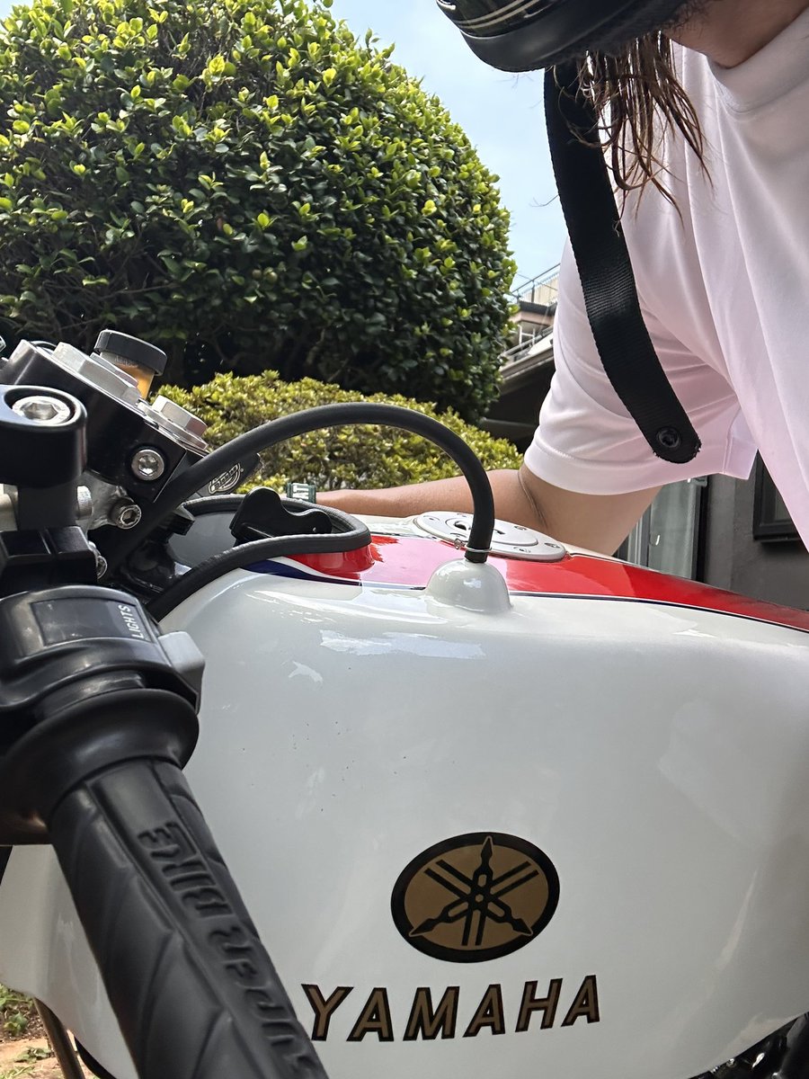 Ridar_ha's tweet photo. SRで川口のスリーAへ。昼間の炎天下の都内をぶっ飛ばして油温は95℃くらいだよ。
暑いほうがやっぱ夏っぽくていいよね。

#sr608 #軽量クランク #oldschoolyamaha  #AAA https://t.co/QyrZlKlCyH