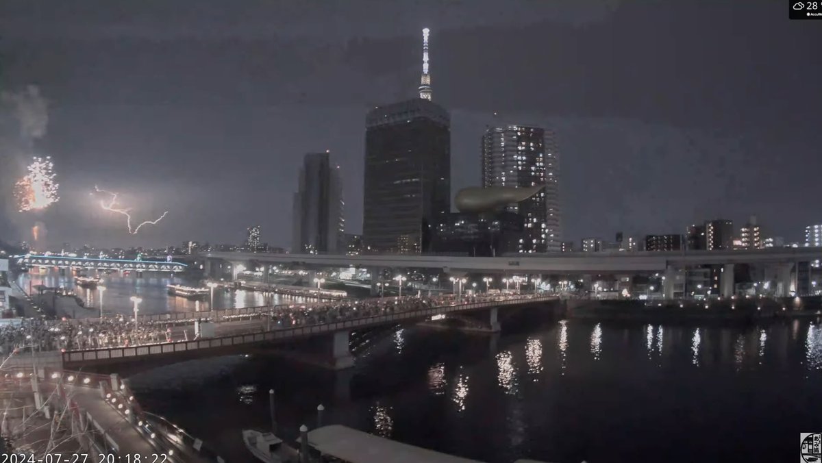 qoochannels's tweet photo. 先生から隅田川花火大会の画像が来た〜
花火と稲妻らしいw
画像は船宿あみ清さんの画像から

https://t.co/3hidx61vZc https://t.co/W6f69UkIvt