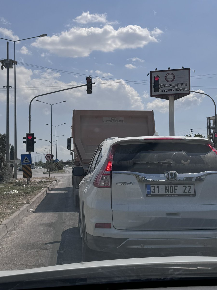 Denetim Olmayınca "Yol Babamın" Diyorlar!

Antakya'da neredeyse tüm yollar böyle kamyonlar resmen terör estiriyor.

Yol vermememe, hız, sol şeridi kapatma!
İşlemeyen bir denetim olunca yol babamın diyor, kafalarına göre trafikte cirit atıyorlar.

Uzun Araçları saymıyorum bile.