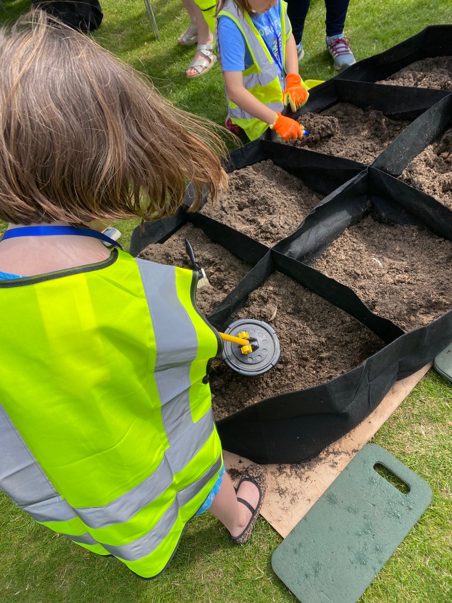 amskw16's tweet photo. Lots of fun at Gloucester Cathedral for #glosarchfest Festival Day!! A minature dig complete with washing station and finds drawing! 

#festivalofarchaeology https://t.co/KjiPqmsPno