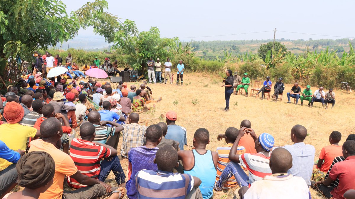 Bugesera District (@bugeseradistr) on Twitter photo Abaturage basabwe kandi kohereza abana bose biga mu mwaka wa mbere, uwa kabiri n'uwa gatatu w'amashuri abanza batashoboye kwimuka uyu mwaka w'amashuri, kwitabira gahunda nzamurabushobozi yateguwe na <a href="/REBRwanda/">Rwanda Basic Education Board</a> muri ibi biruhuko; izatangira tariki 29/07-30/08/2024. Abaturage basabwe kandi kohereza abana bose biga mu mwaka wa mbere, uwa kabiri n'uwa gatatu w'amashuri abanza batashoboye kwimuka uyu mwaka w'amashuri, kwitabira gahunda nzamurabushobozi yateguwe na <a href="/REBRwanda/">Rwanda Basic Education Board</a> muri ibi biruhuko; izatangira tariki 29/07-30/08/2024.