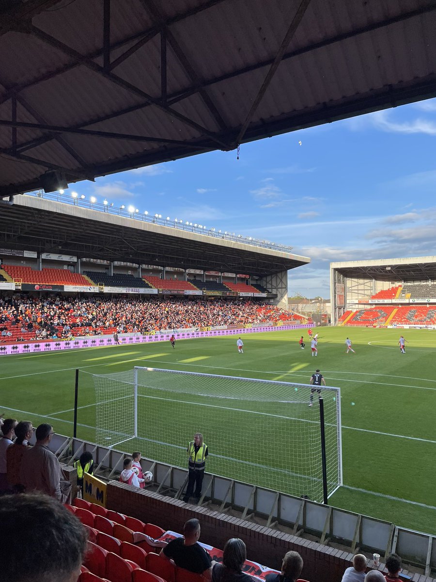 FigsterS94's tweet photo. Absolutely class day and evening in #dundee the People, the place and the nightlife. Will certainly be back!!! #COYH
@MikeJFanning @markcrowther66 @jessfiggins https://t.co/DXi4pEfyMu