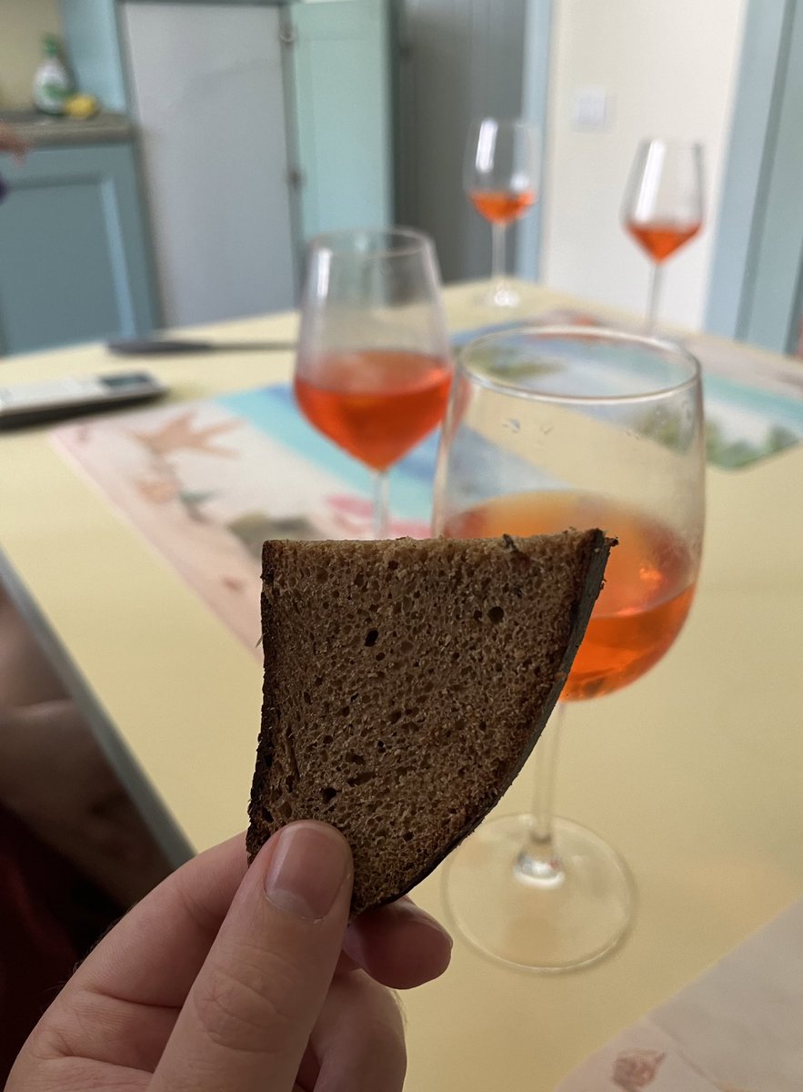 Хлеб — Нарачанскі, апероль — італьянскі.