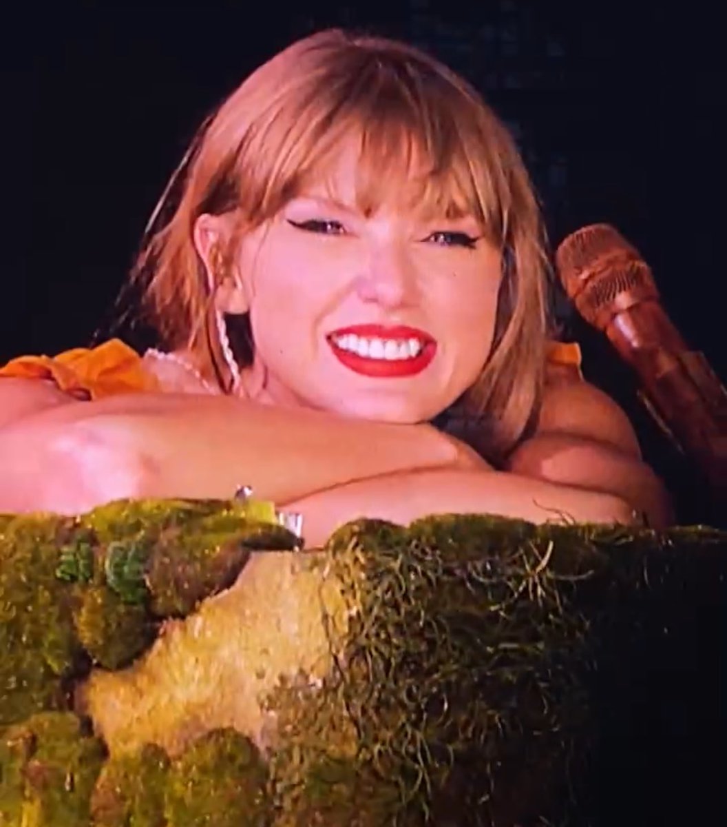 tswift13famILY's tweet photo. look how cute she was during #KCN2 standing ovation 😭🧡 i am just so happy for her!! so much good has come into her life since this night! #TSTheErasTour https://t.co/aKdMOeh7Xw