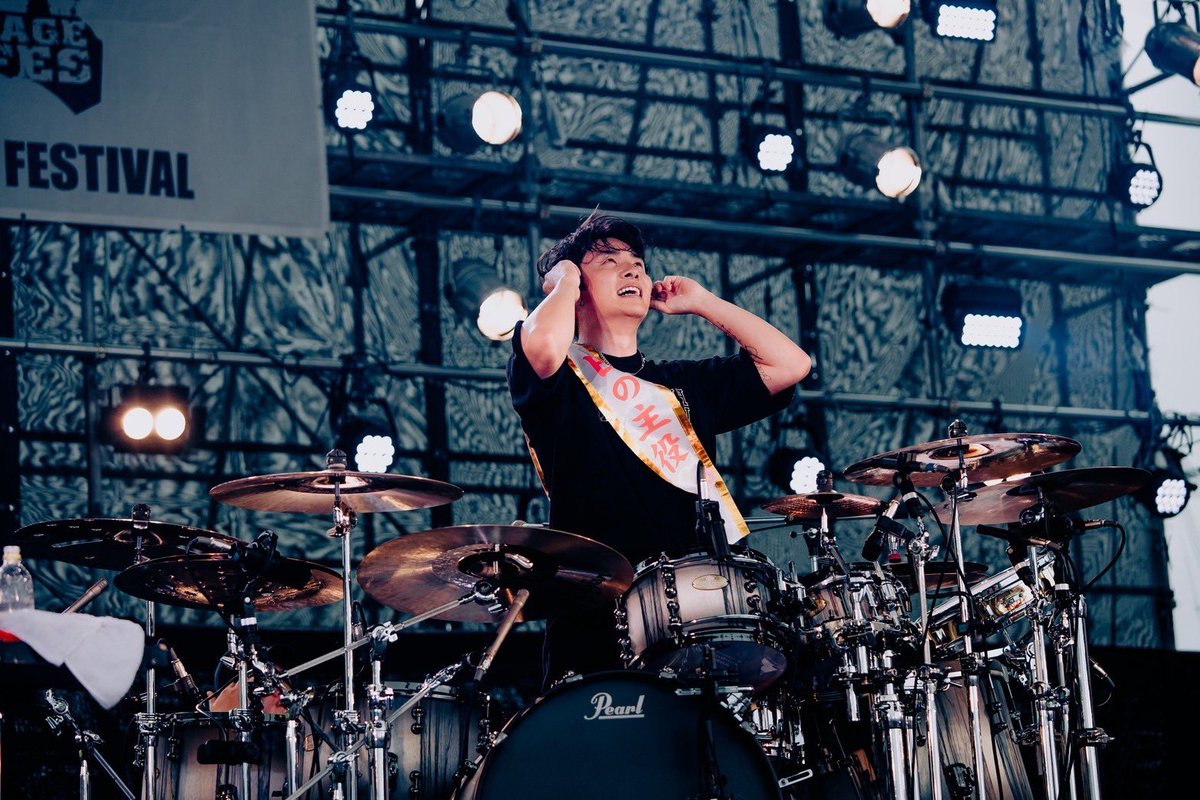 kidz_mfs's tweet photo. 皆さん本当にいつもありがとうございます。
お陰様過ぎて
もう32歳になってしまいました。
マイファスのメンバーになった時は20代前半だったのに....😕

こんな僕ですがこれからも
死ぬ気でドラムぶっ叩いていくので
応援よろしくお願いします✌️

男鹿で誕生日迎えれてよかった☺️☺️
また来ますっ。

📸by @kawado_photo