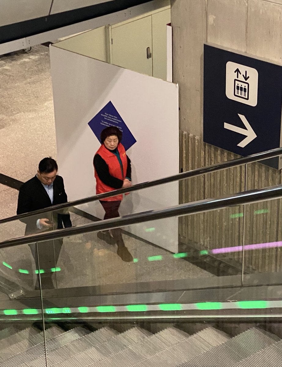 清理相册，发现了一个漏网之鱼！

这名女共匪在我们拦截中共海外警察（爱心团）和中共驻法国大使馆外交官刘辉、陈凤钟时趁乱逃离了现场！

中共海外警察假借“爱心团”的名义，使用“华人互助协会”的名义实施跨国镇压！