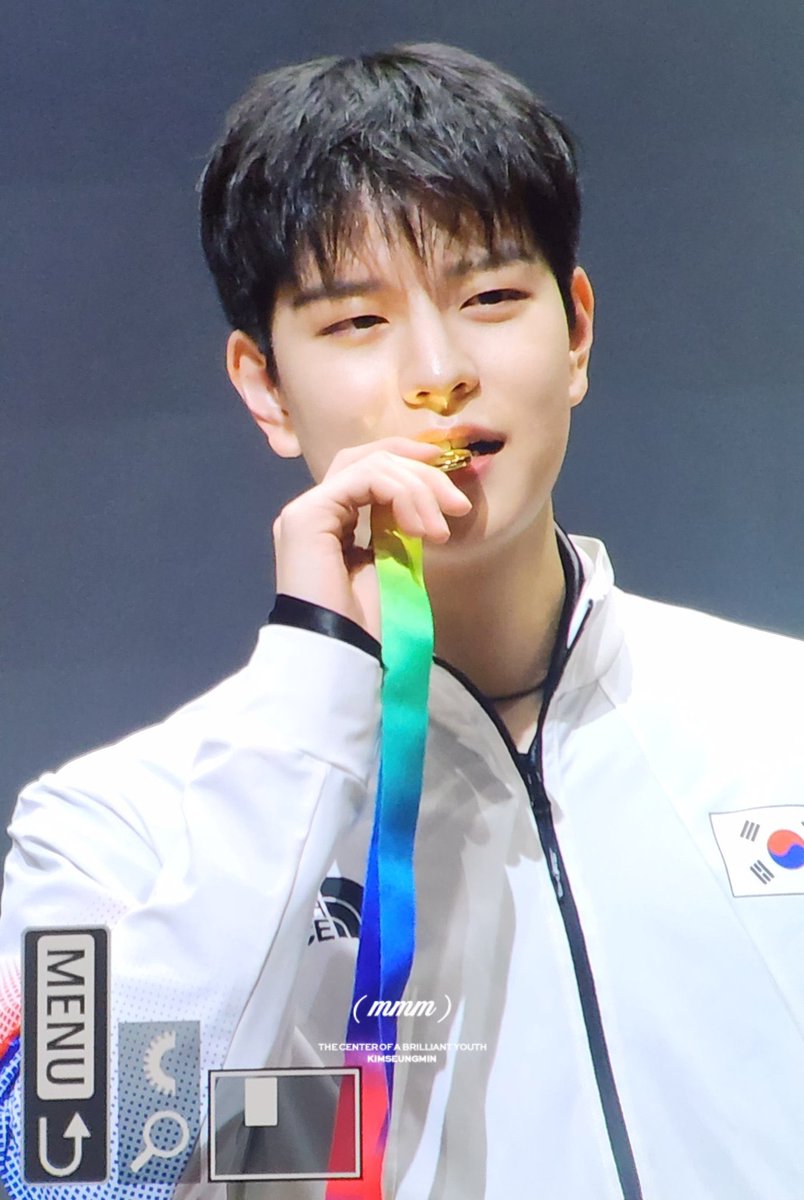 SEUNGM1NE's tweet photo. OMGGG THE SHORT HAIR MADE HIM LOOKS MORE LIKE A LEGIT NATIONAL ATHLETE😭😭😭 https://t.co/SQ261SpxZL