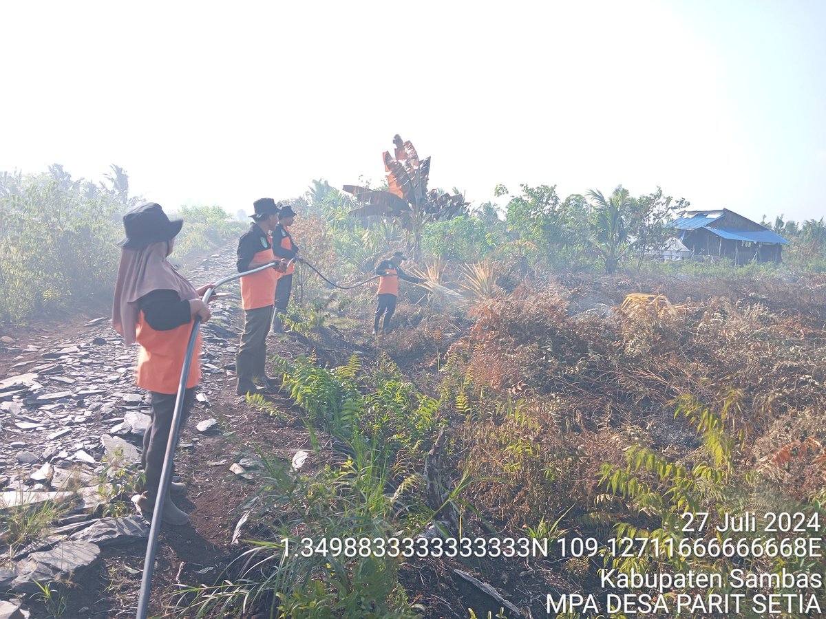 fiqihhasanuddin's tweet photo. Pembasahan di lahan Desa Teluk Kasih yang berbatasan dengan Desa Parit Setia oleh MPA
@BRGM_Indonesia https://t.co/6J0V1BogeS