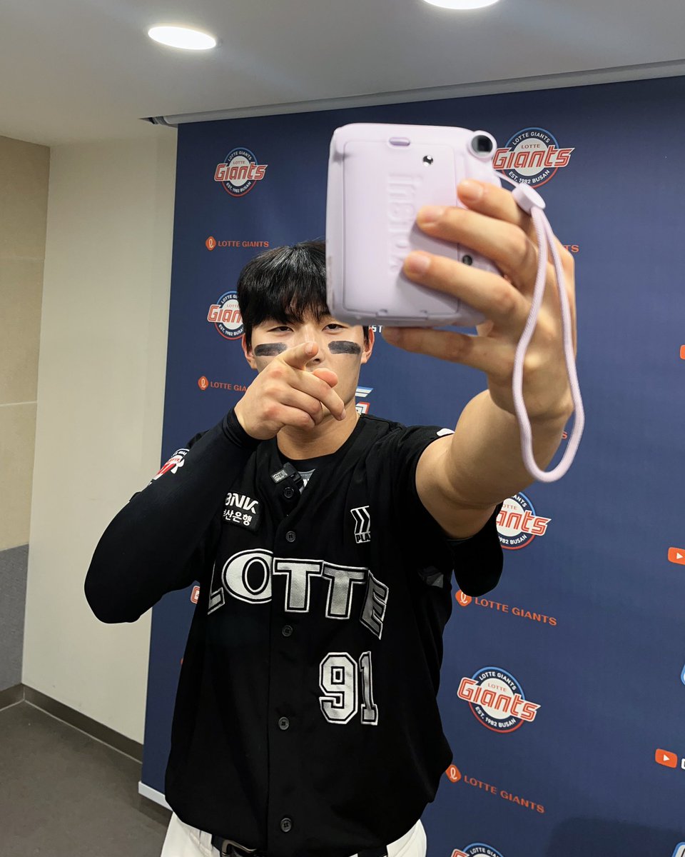 윤동희 타격감이 살아나길 바라는 마음+올드니폼의 기운이 깃들길 바라는 마음으로
알티 추첨 3분께
올드니폼의 권위자 올드니폼의 황제 올드니폼 그자체인 윤동희가 표지 모델인 더그아웃매거진 160호
를 드립니다 👀🖤

동히님의 타격감이 얼른 살아나길...