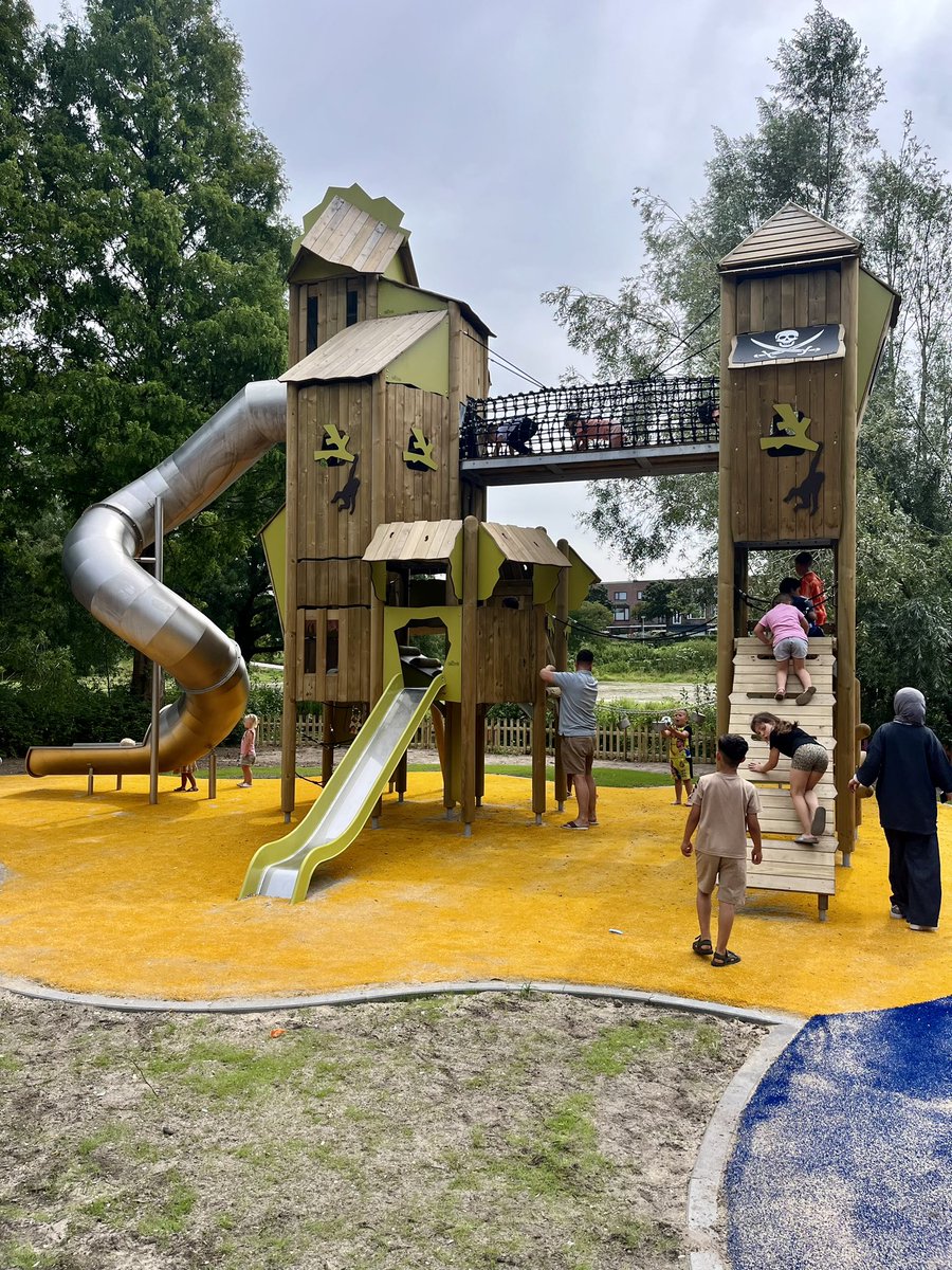 Vanmiddag heeft wethouder Hamerslag het vernieuwde Speeleiland geopend in <a href="/schiedam_nl/">Gemeente Schiedam</a> Nieuwland. Het is een schitterende speelplek geworden met uitdagende speeltoestellen, mede mogelijk gemaakt door <a href="/FondsSV/">Fonds SV</a>.