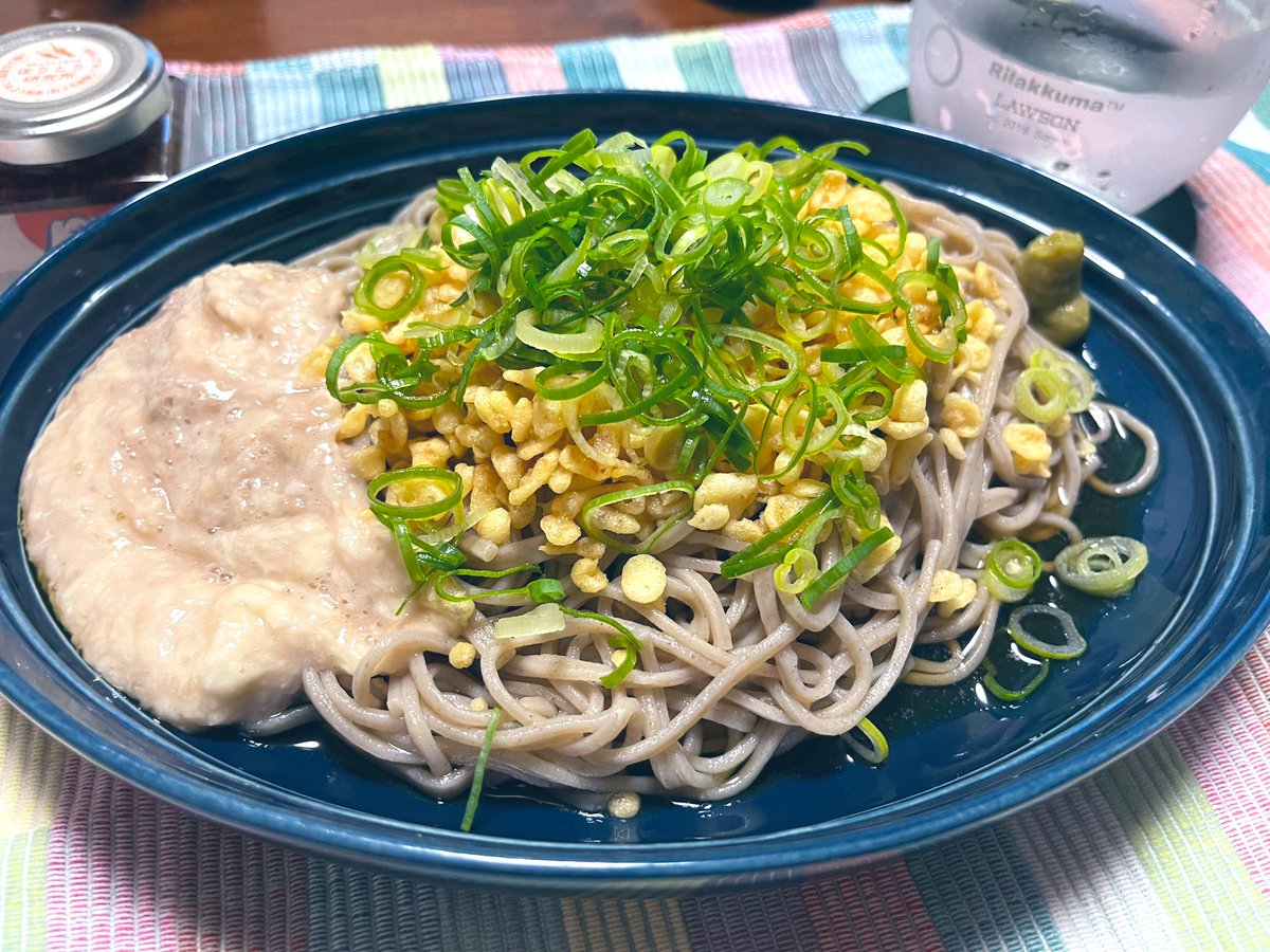 tsuki0072's tweet photo. 今日の夜ご飯は残飯整理お蕎麦です。
残ってたあげ玉とネギを消費するためにぶっかけそばになりました。
最近暑いから麺ばっかり食べてる…🫠
でもお蕎麦美味しい🍜

#おうちごはん𓎩𓌉𓇋  #おうちごはん  #蕎麦 https://t.co/R6ZQNEZTwW