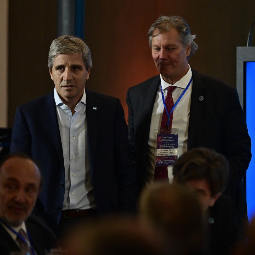 - No conseguí un pute dólar!! 
- ¿Y un impuesto a los ricos?
- Ni en pedo ¡Mi familia me mata!
- ¿Y qué vas a hacer? 
- Lo de siempre, cagarles los ahorros a la clase media y los jubilados