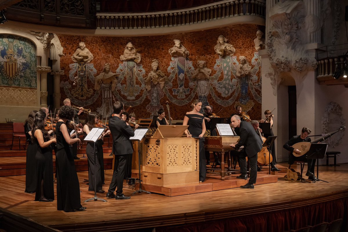 orqmiracle's tweet photo. ✨ El @palaumusicacat es va omplir amb les melodies de Händel, Telemann, Valls i Lliteres, sota la direcció de @JDELARUBIA. La soprano #AlexandraNowakowski ens va delectar amb la seva veu espectacular, afegint un toc de màgia a una nit ja de per si inoblidable.

📷 May Zirkus https://t.co/Xmu6ZugzvB