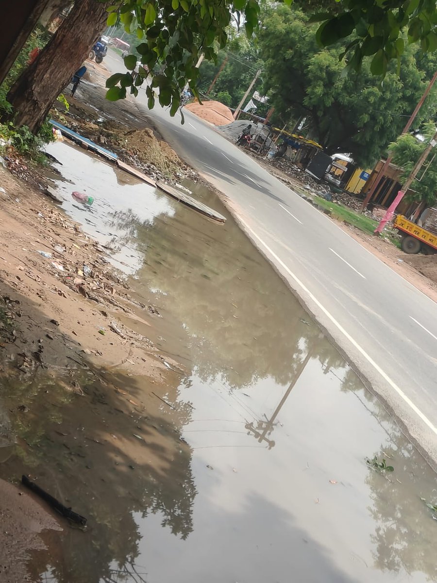 VaidyaRahulPra1's tweet photo. ग्राम नगला बीच में मंदिर के पास 
एटा टूंडला रोड पर कांवड़ यात्रा मार्ग पर असामाजिक तत्वों द्वारा बारिश के पानी को रोक दिया गया है , कांवड़ियों को हो रही है समस्या @firozabadpolice @UPGovt @CMOfficeUP @myogiadityanath https://t.co/rNoyUNQeva