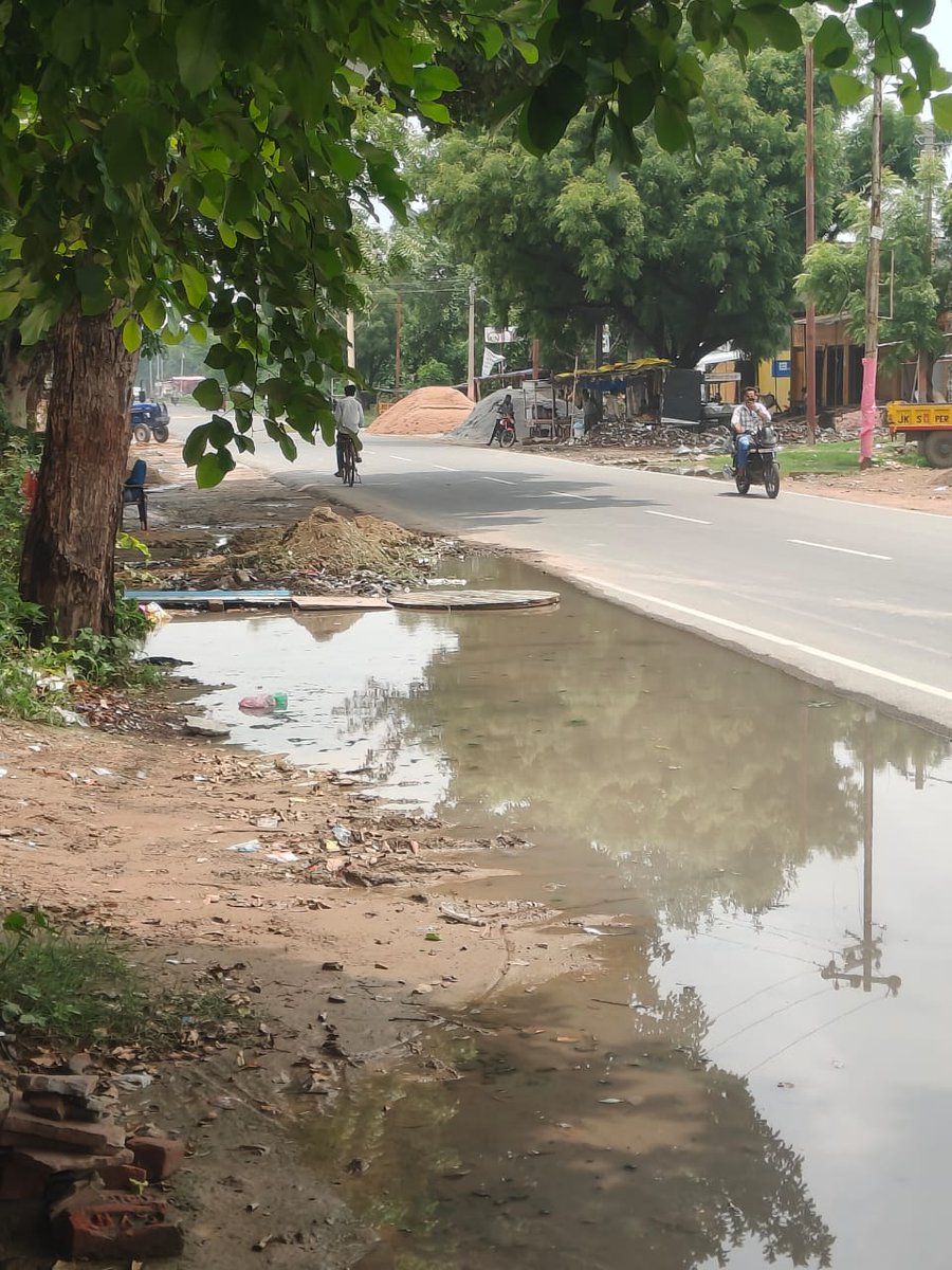 VaidyaRahulPra1's tweet photo. ग्राम नगला बीच में मंदिर के पास 
एटा टूंडला रोड पर कांवड़ यात्रा मार्ग पर असामाजिक तत्वों द्वारा बारिश के पानी को रोक दिया गया है , कांवड़ियों को हो रही है समस्या @firozabadpolice @UPGovt @CMOfficeUP @myogiadityanath https://t.co/rNoyUNQeva