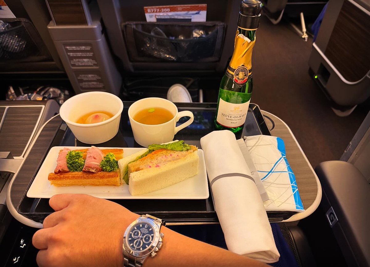 Maaaaa_chan458's tweet photo. 今週も修行🧘✈️いってきました
行きも帰りも新しい座席💺で快適でした
あと4往復、次回は9月楽しみです
#sfc修行 #羽田那覇往復 

#腕時計魂 #watchlife 
#Rolexlover #rolexlife 
#Rolex #rolexdaytona #daytona #cosmographdaytona #cosmograph 
#ロレックス #ロレックスデイトナ #デイトナ https://t.co/6zGPhAwMQ1