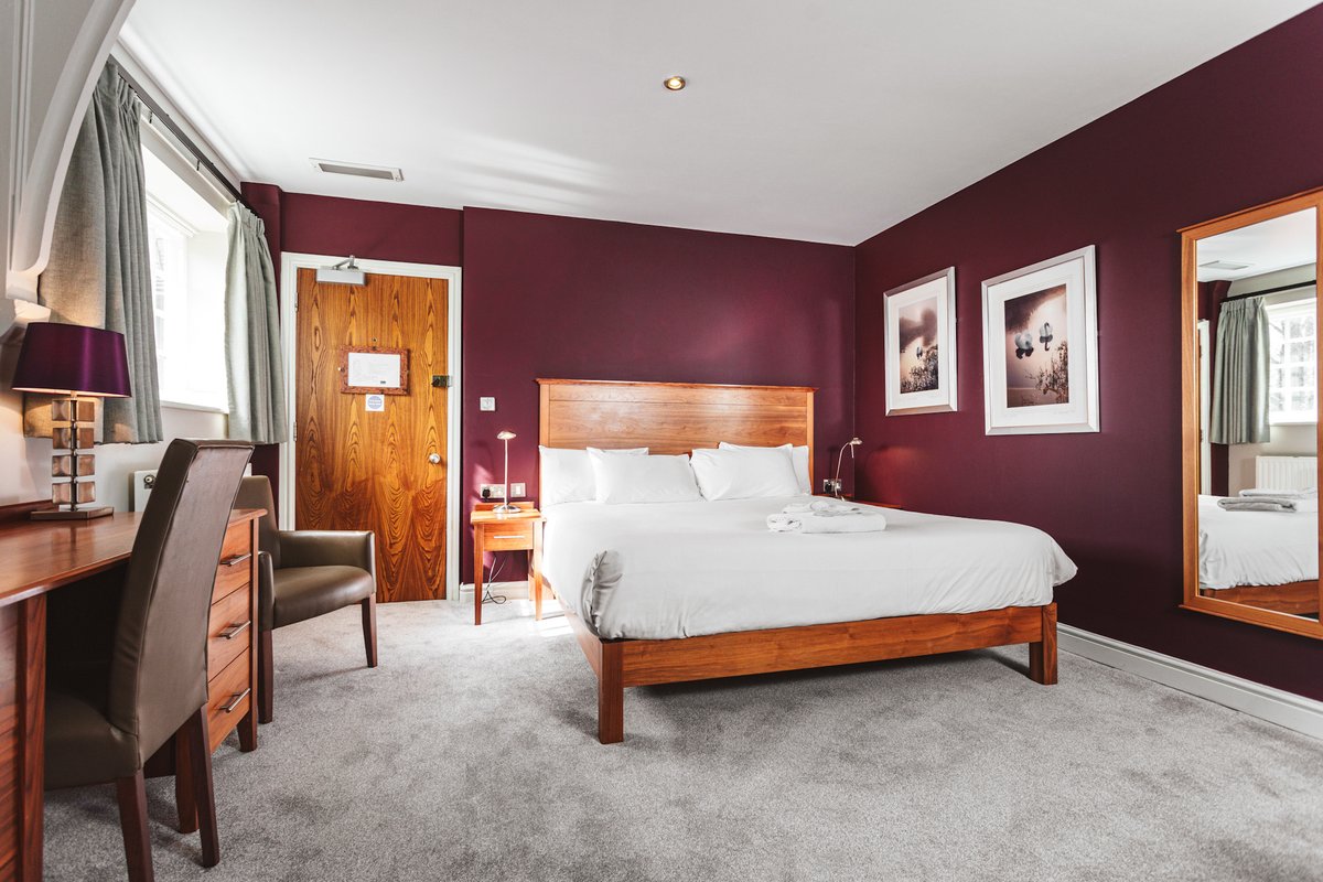 This summer we're treating you to a complimentary glass of Chandon Garden Spritz when you book our Summer Spritz accommodation offer. ⁠

Prices start from £90, find out more &amp; book your stay 👉️ doganddoubletsandon.co.uk/staffordshire-…

#DogAndDoubletSandon #Stafford