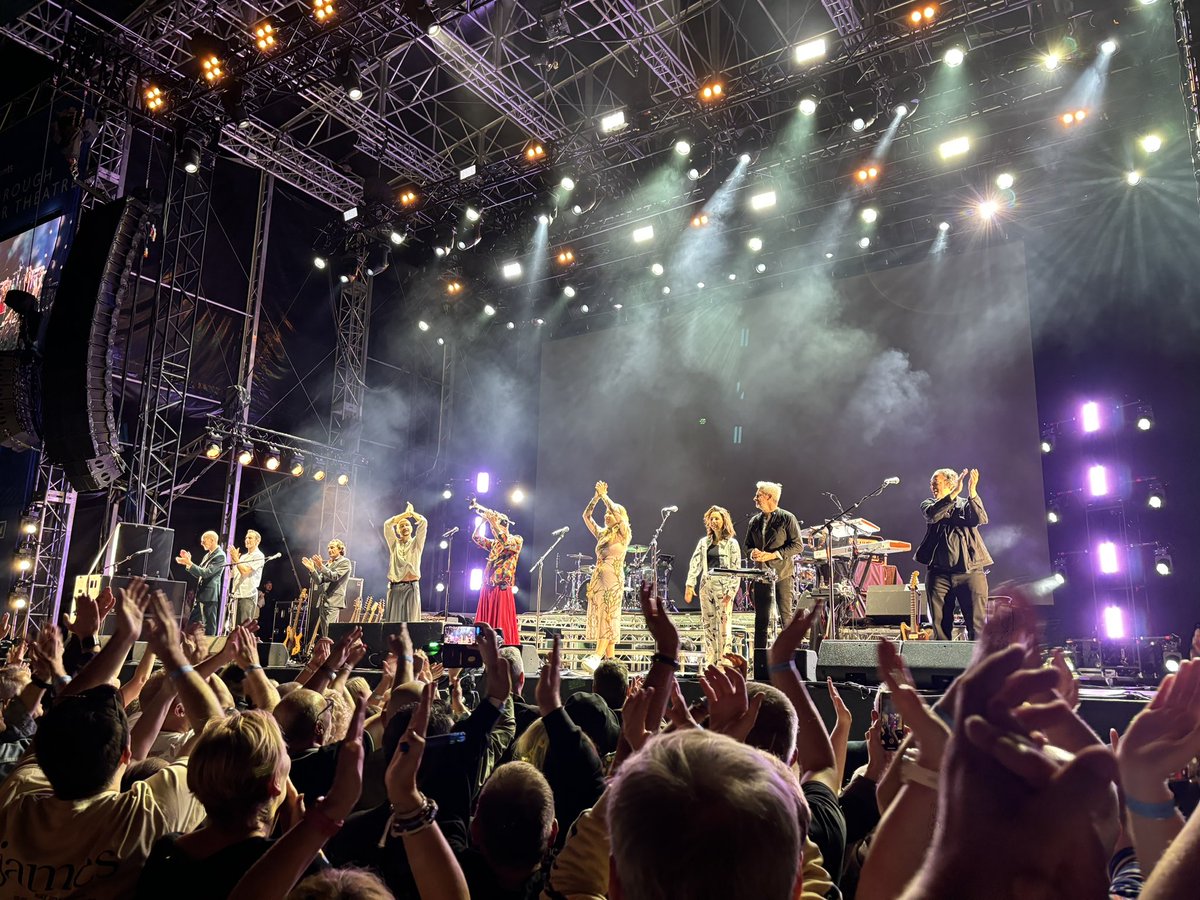 ajstirk's tweet photo. Great night in Scarborough watching @wearejames! Brilliant set and thanks @RealTimBooth for playing Beautiful Beaches, made my wife’s night! https://t.co/qzYlKgq95m